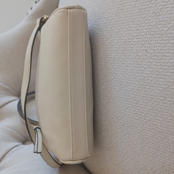TOMMY HILFIGER Cream Pebbled Crossbody Bag With Inside & Outside Pockets - Picture 7 of 14